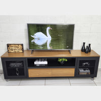 Rack estilo industrial com duas portas + duas gavetas